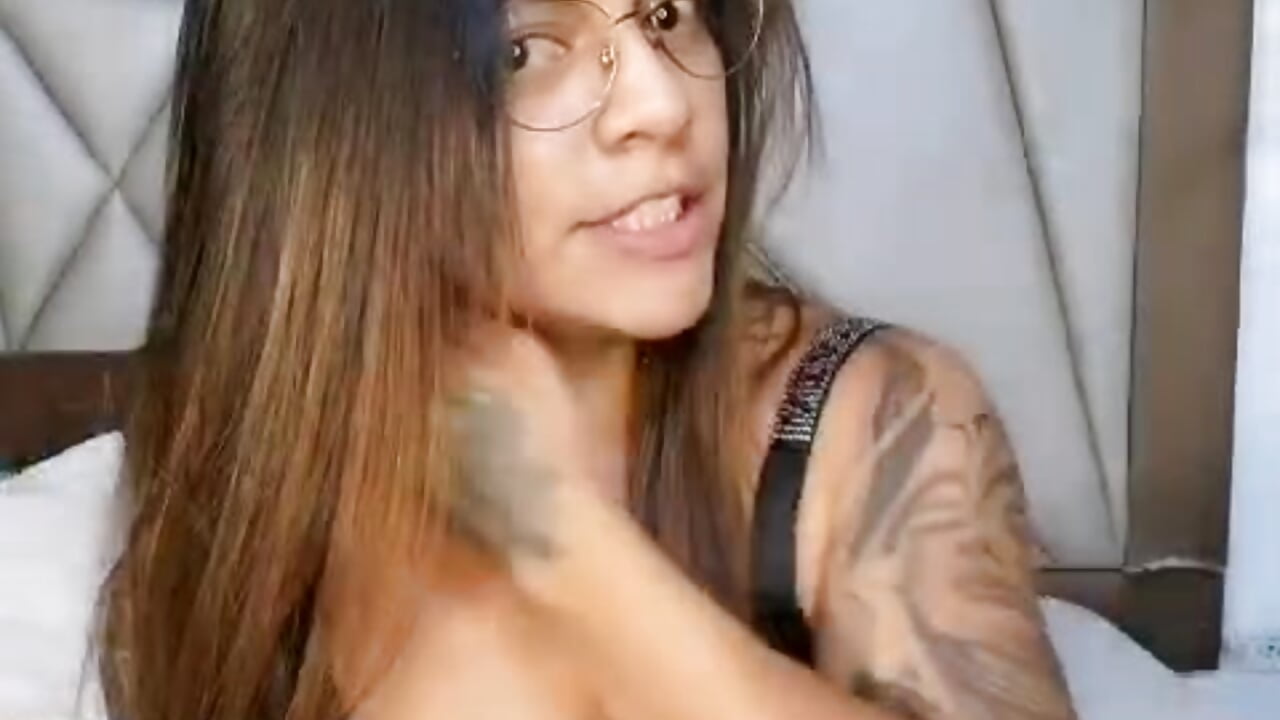 “There are looks that go unnoticed… and others that turn into insomnia.” 🌑😏 - video by Allison_Owenns cam model