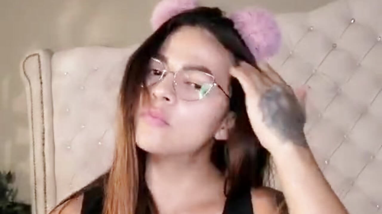 “You are not a recurring thought… you are an elegant habit.” 🌹😏 - vídeo de Allison_Owenns modelo de câmara