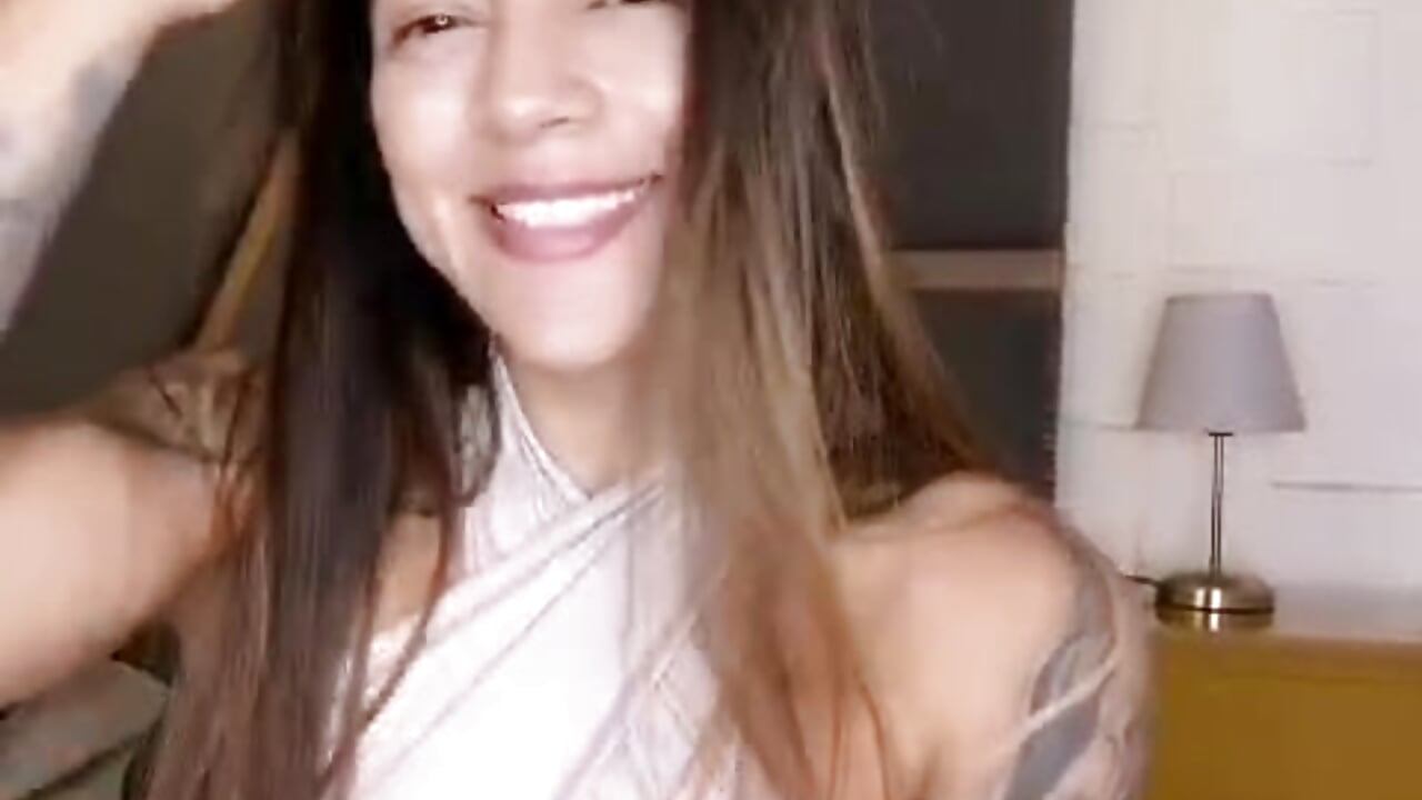 “There are glances that observe… and others that awaken hunger.” 🌙 - video by Allison_Owenns cam model