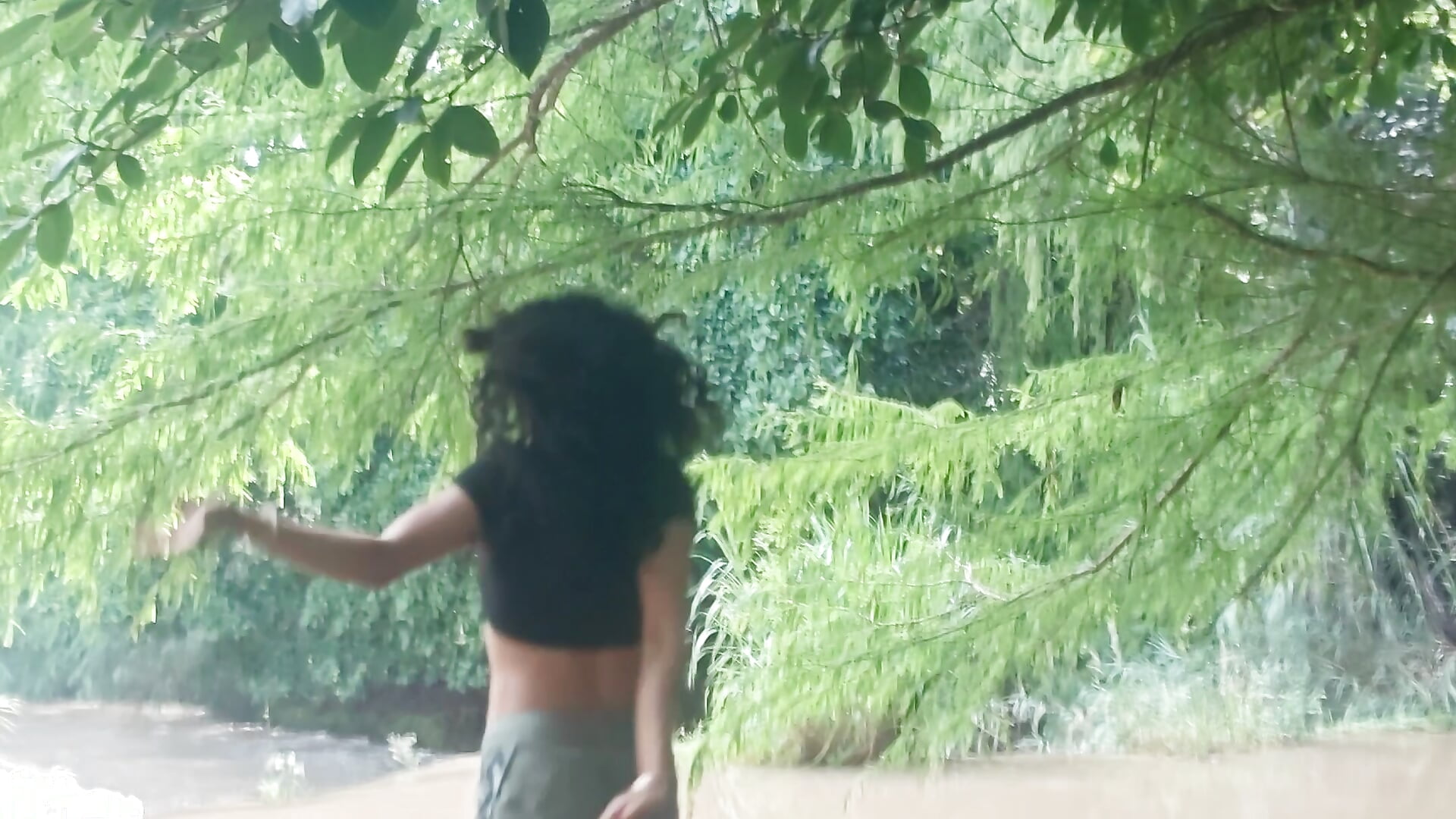 Amaaaaaante de estar descalza en medio de la selva, disfrutando del agua y aire fresco. ✨🌈🩵💦