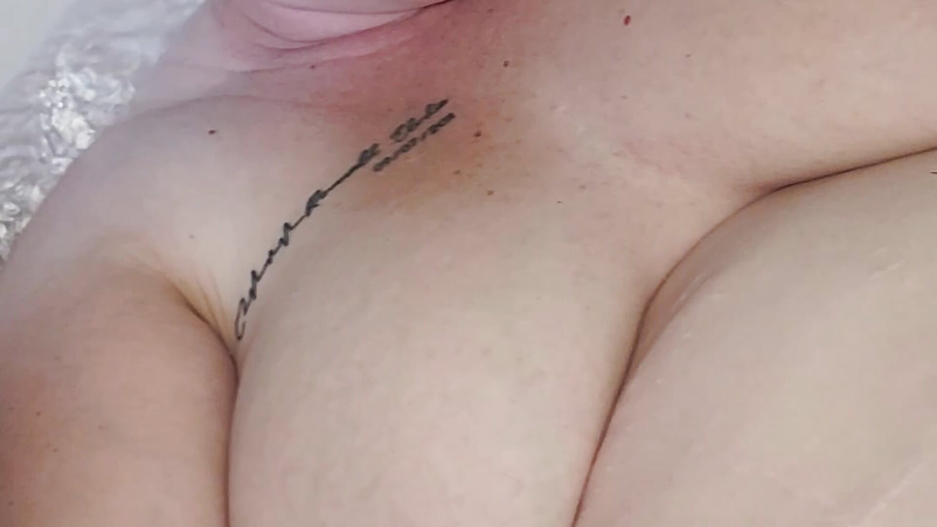 Petit plaisir au bain. - video by mon_interdit-prefere cam model