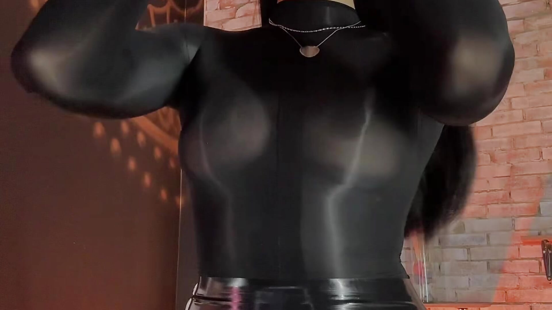 Seguimos en la Latex Week - video by Liana_Fem_ cam model