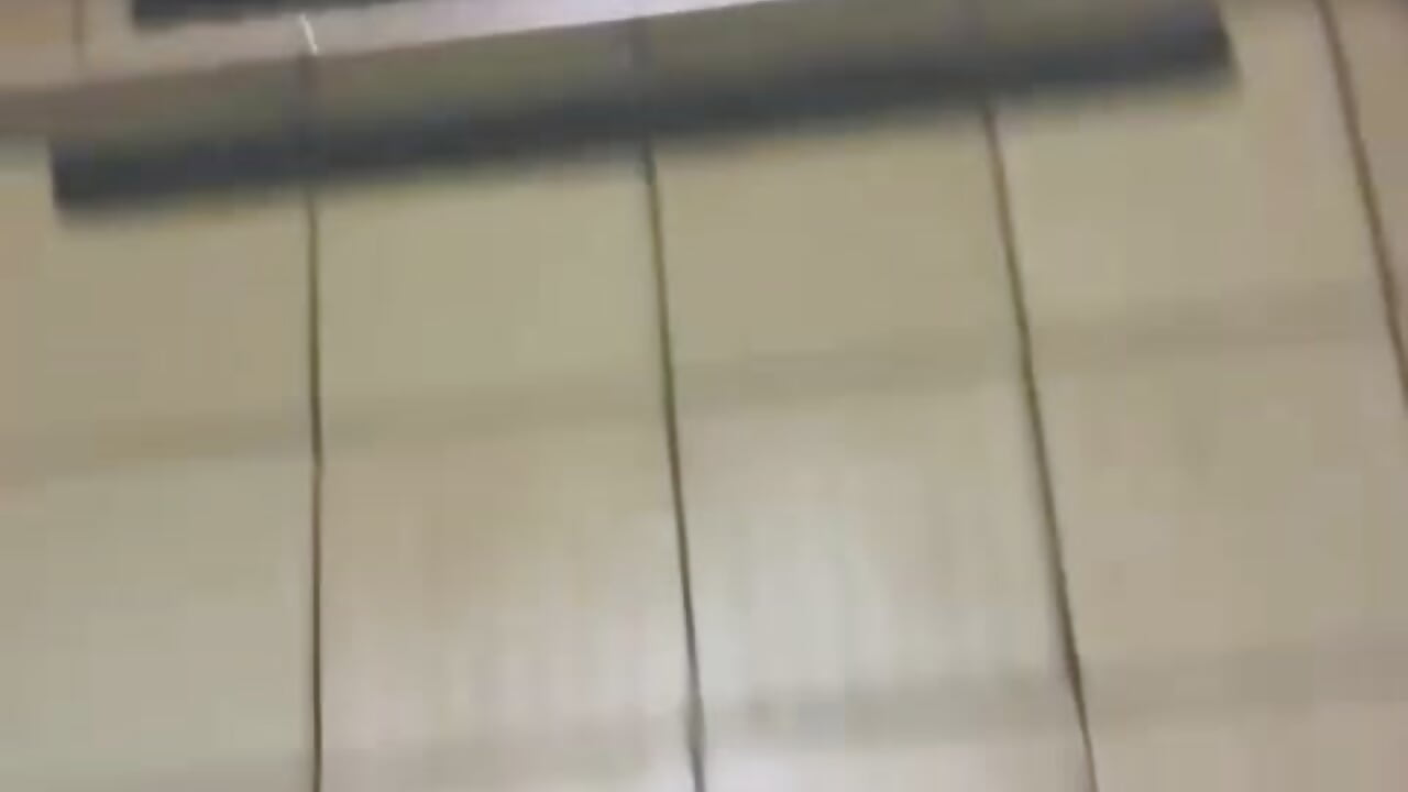 saliendo del estudio – video modela na kameri Ethan_qop