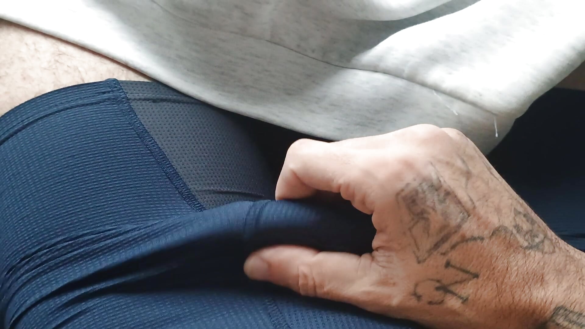 Love tight silky material – video od webkamerové modelky Bulge2indulge