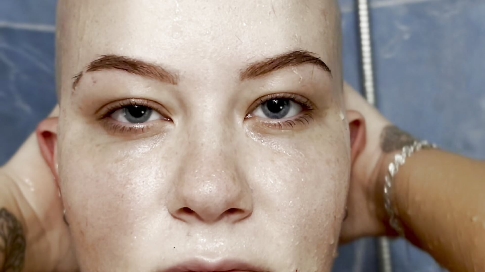 Shaved head eye contact - Video von VexaVeylish Cam-Model