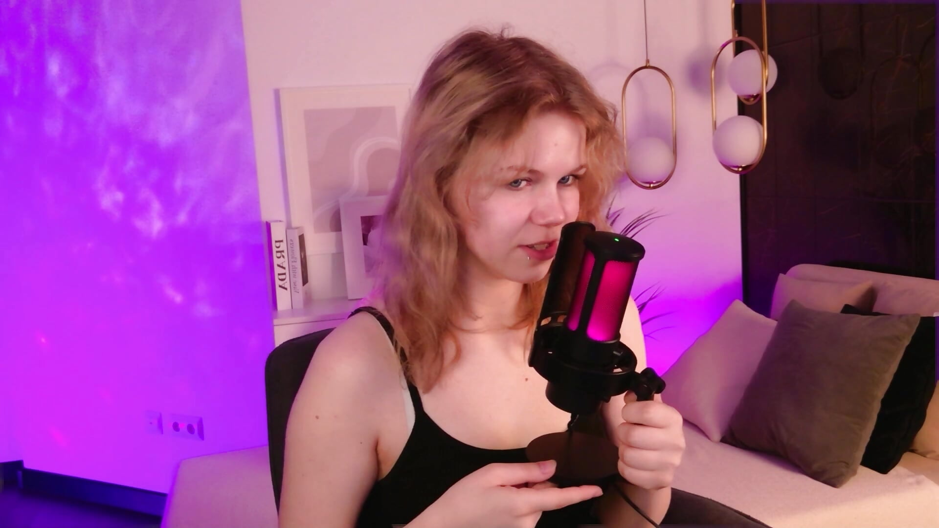 whisper with me - vídeo de la modelo de cam ElizabethVane