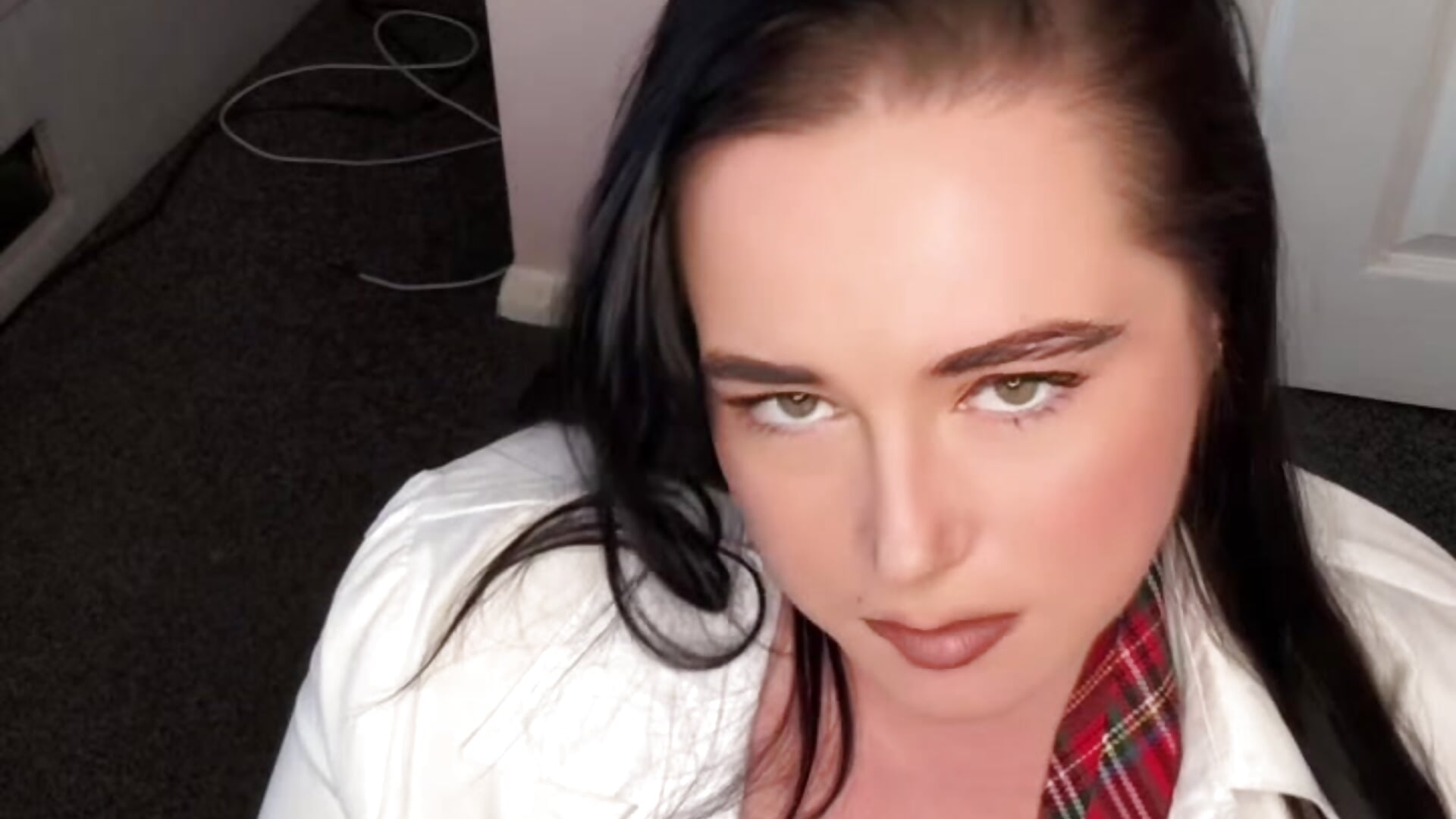 Naughty school girl gets her self off till she cums 😈
