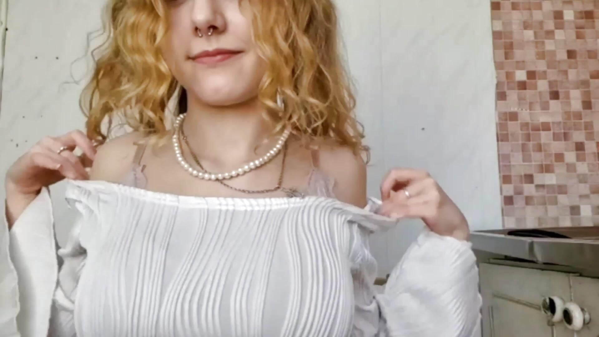 sweet blond girl dancing - video Kira_Wonderfullina kameramallilta