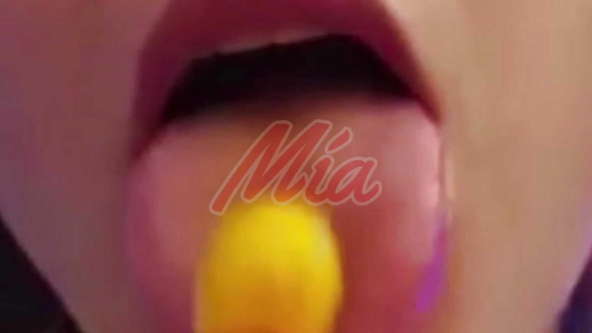 Mía licking a lollipop – video modela na kameri miaeyex