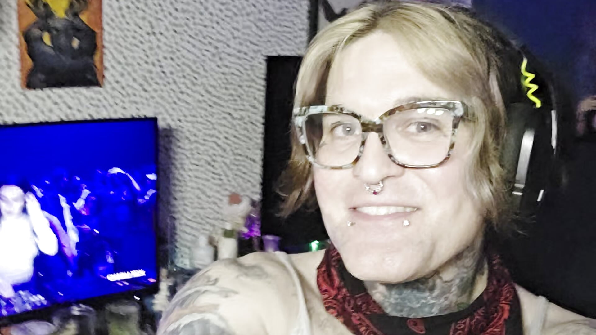 Morning rave of Slayyter and Charlie XCX. Who wants to hang, party and fuck.? - video van TattooBambie cam-model