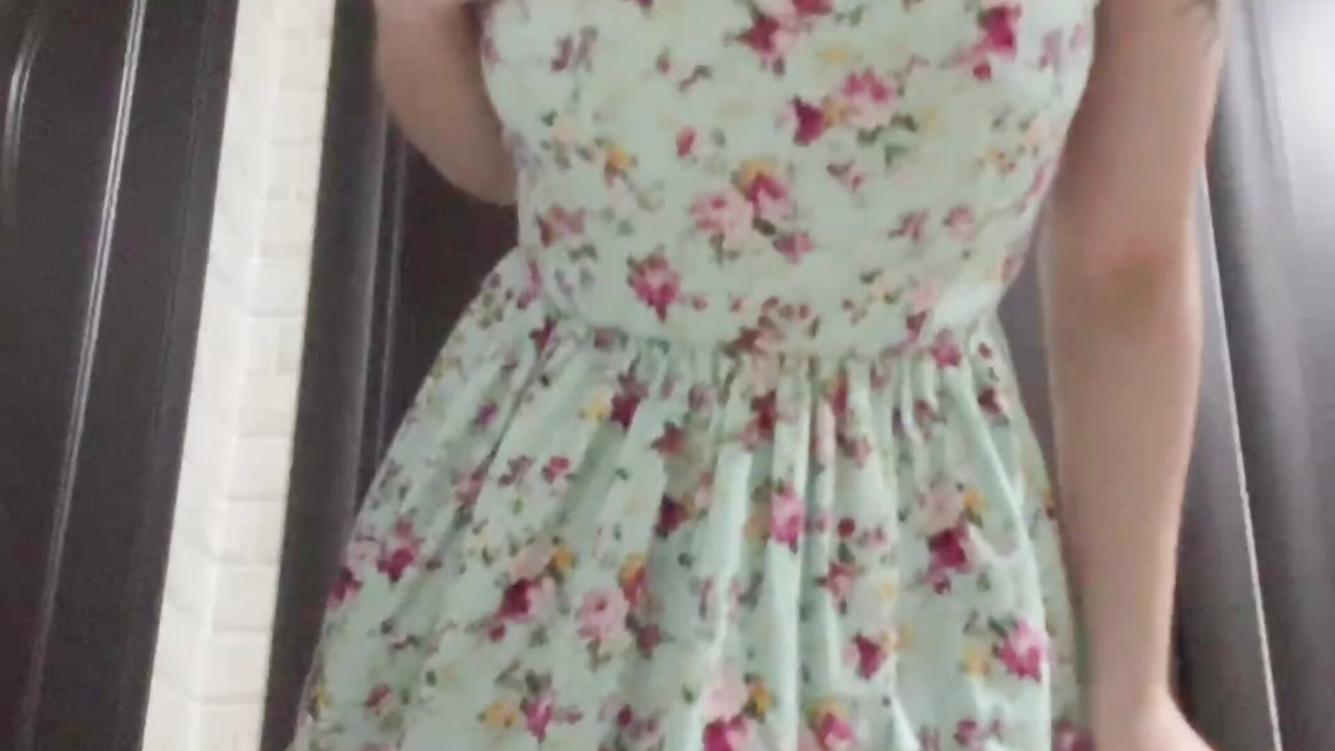 Monro style dress teasing – video od webkamerové modelky RinaHoward