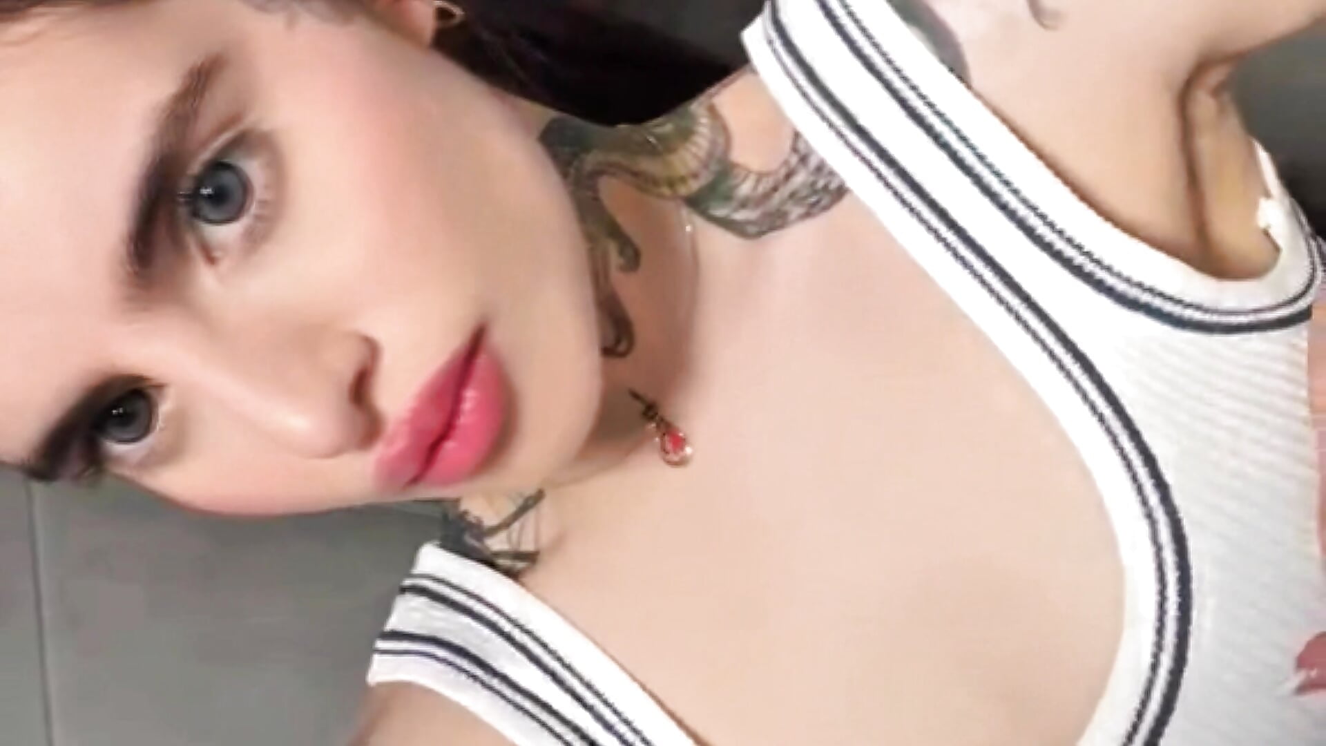 Kisses❣️ - video by angelinesmith_ cam model