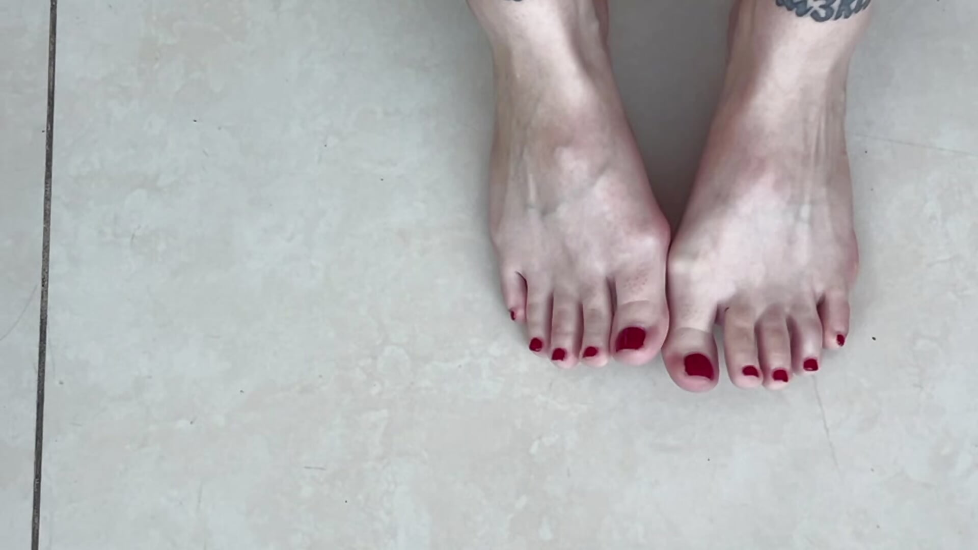 My feet 👣😉 - วิดีโอโดย NikkiVelvets โมเดลแคม