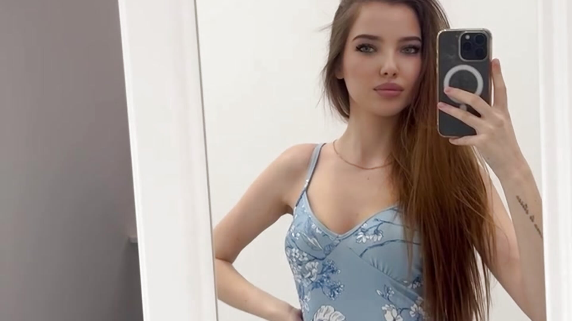 bought a new dress - Video von DeanneFarve Cam-Model