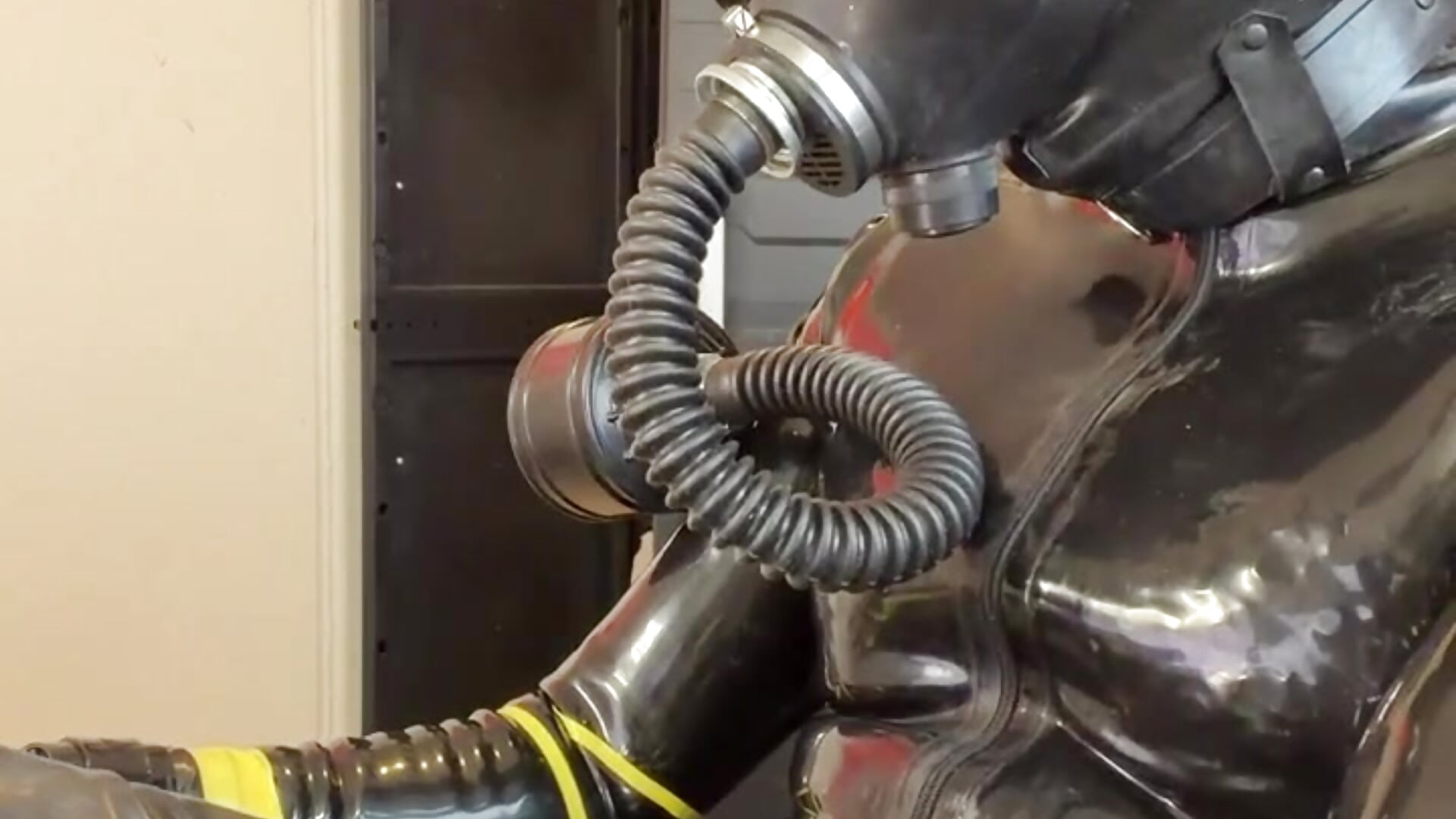 Vídeo em tendência de modelo na câmara latexslaveboy 8034