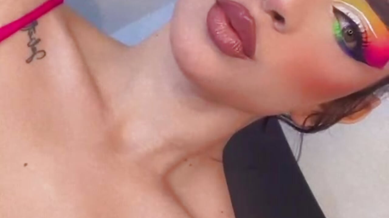 😋🌈 - فيديو من Emily_Flame موديل الكام