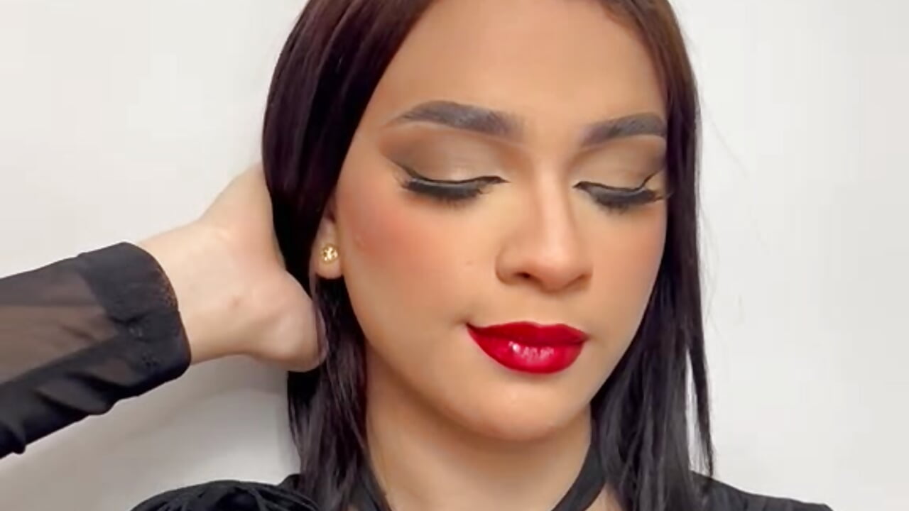 😋😋😋 - video di Emily_Flame modella di cam