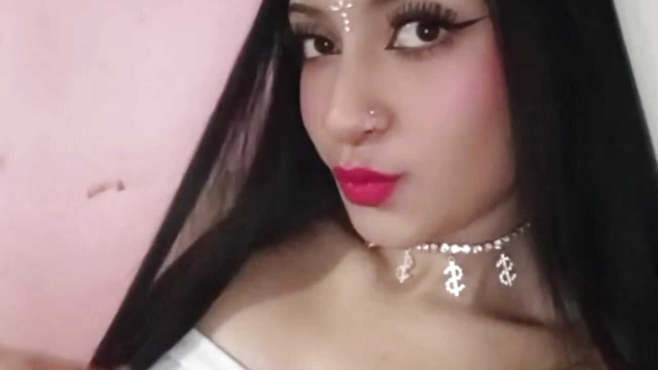 A curious welcome for you 💟 - video di Evelyn_Blossom modella di cam