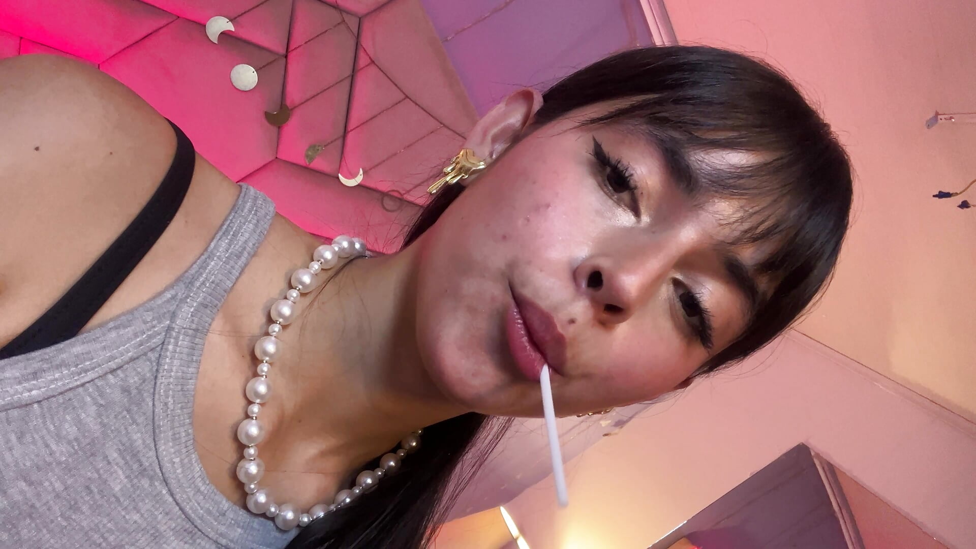 Sometimes the charm is in what is not said 🌙 - vídeo de Eimy_Blaze modelo de câmara