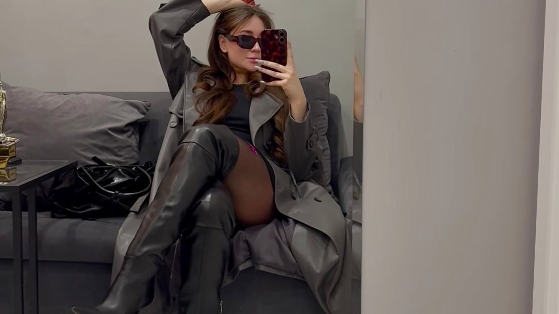 Who wanna be under my heels?－カメラキャストのMeganStraneの動画