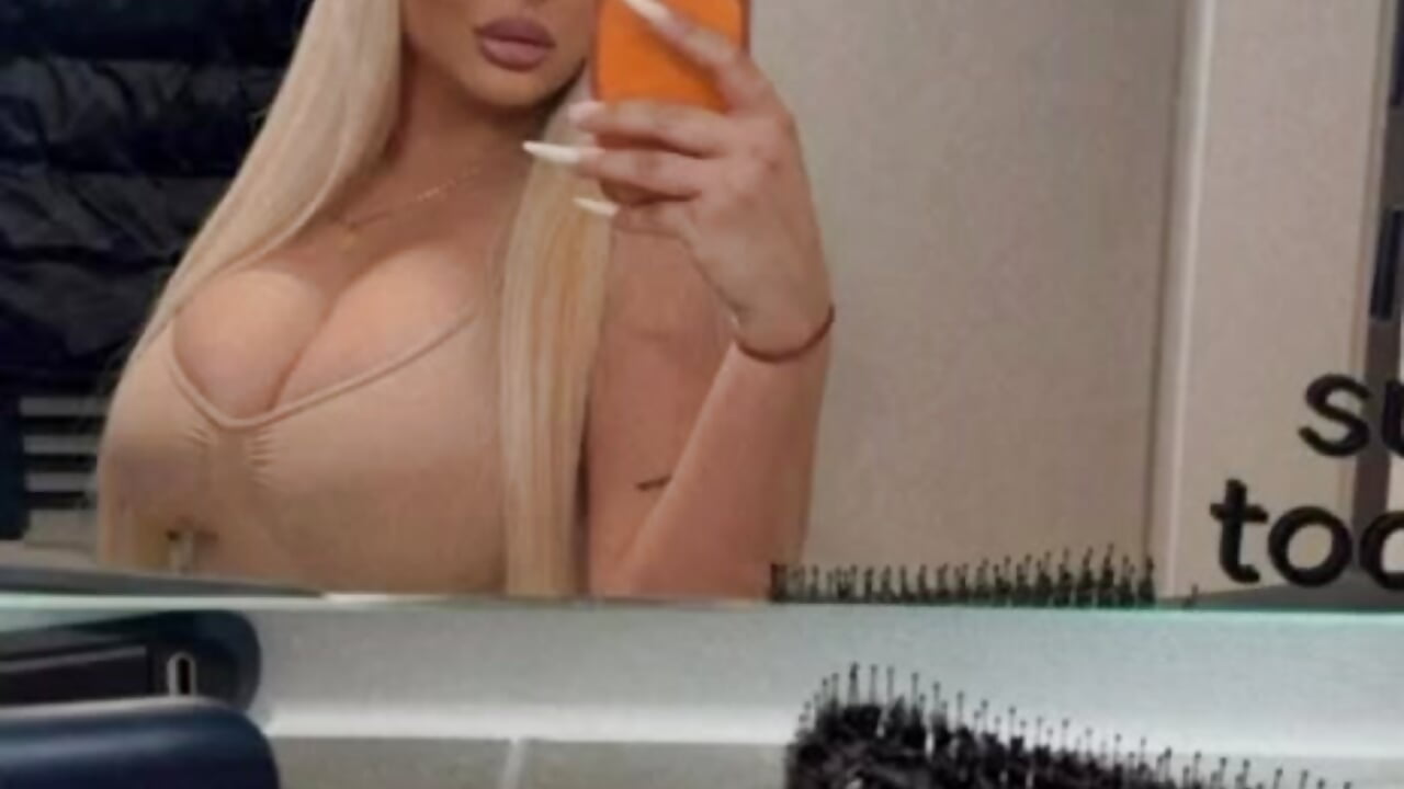 Kiss - clip cu CurvyyVanessa model videochat