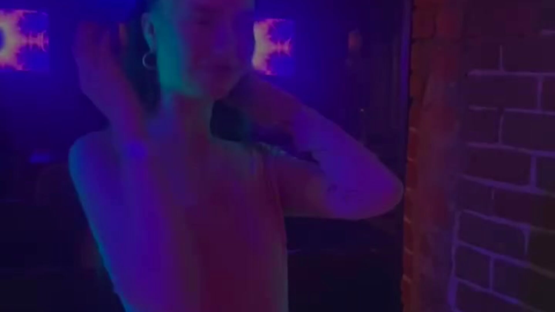 I really love to dance, and clubs have the strongest energy to have a good rest😍 — filmik MonaHicks, modela(-lki) na kamerkach