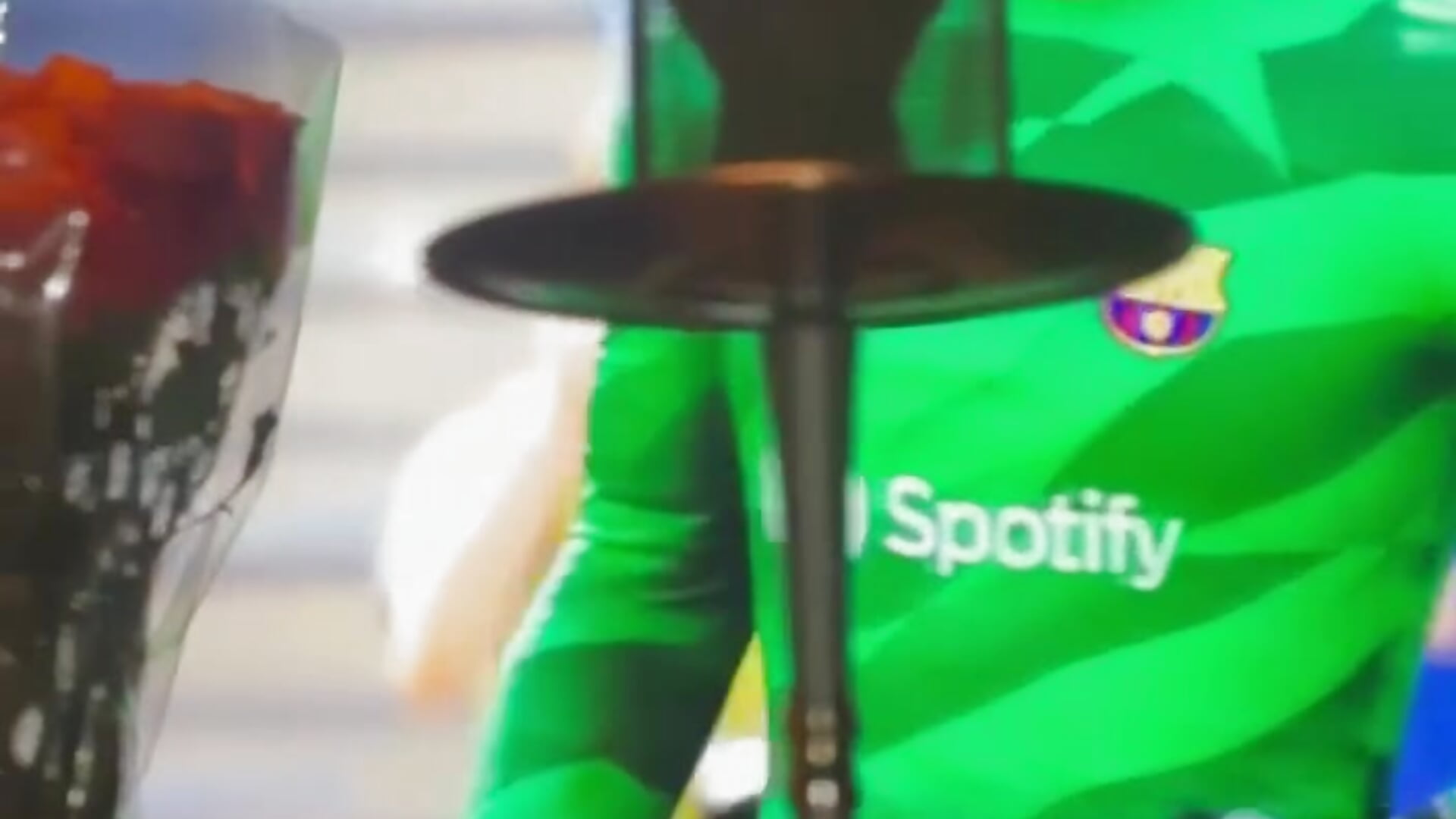 and I spend time with friends..I love watching them play FIFA😁 — filmik MonaHicks, modela(-lki) na kamerkach