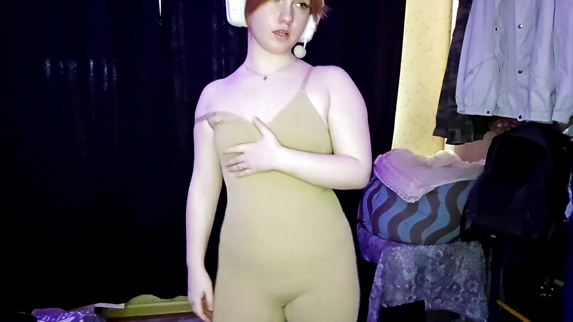 Blue eyes and hot moves 💙 - video by BelladeSimons cam model