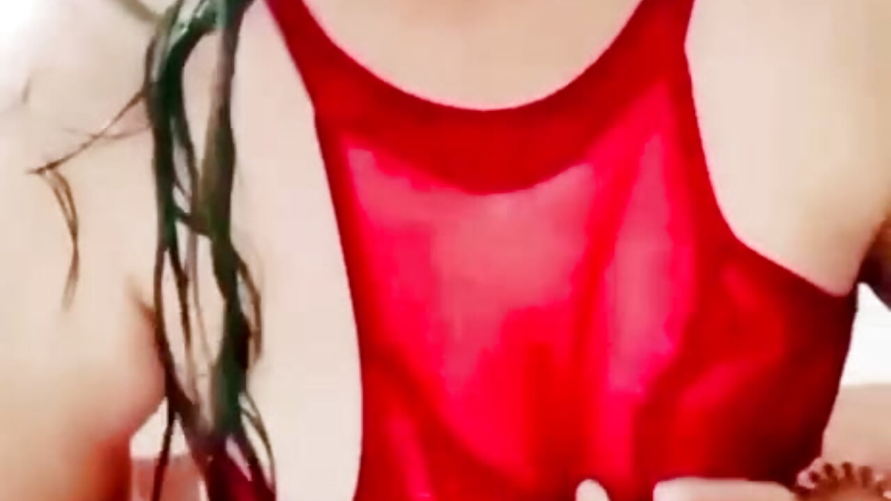 the water runs through what your hands don't dare yet😈 - video di MERLIA_01 modella di cam