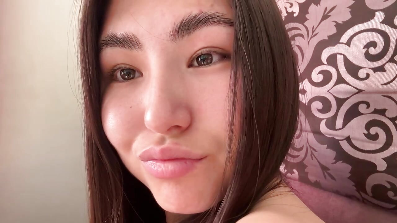 The sweetest one here, isn't it?😍－カメラキャストのIceIcebabe_の動画