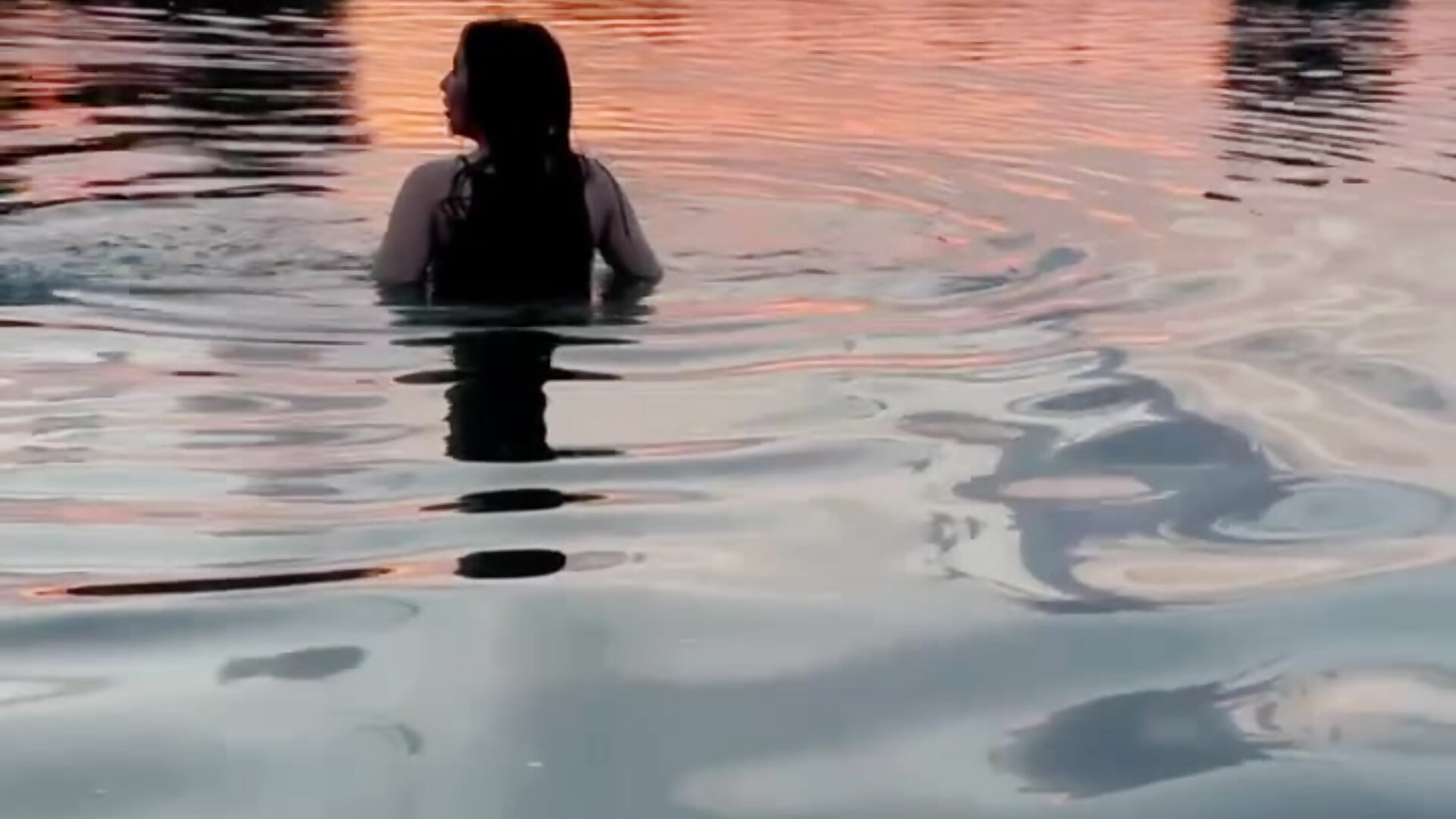 A sea siren or a mermaid?🌊－カメラキャストのIceIcebabe_の動画