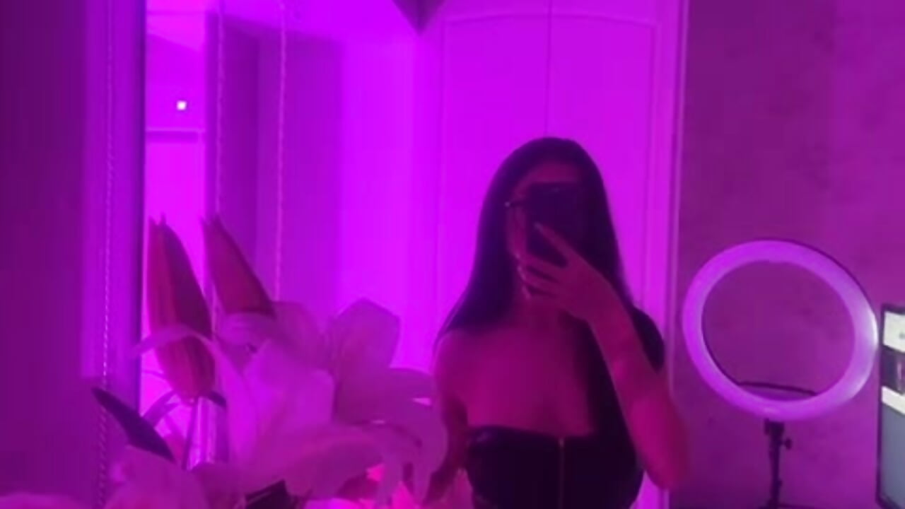 hot outfit - فيديو من GiaGlaze موديل الكام