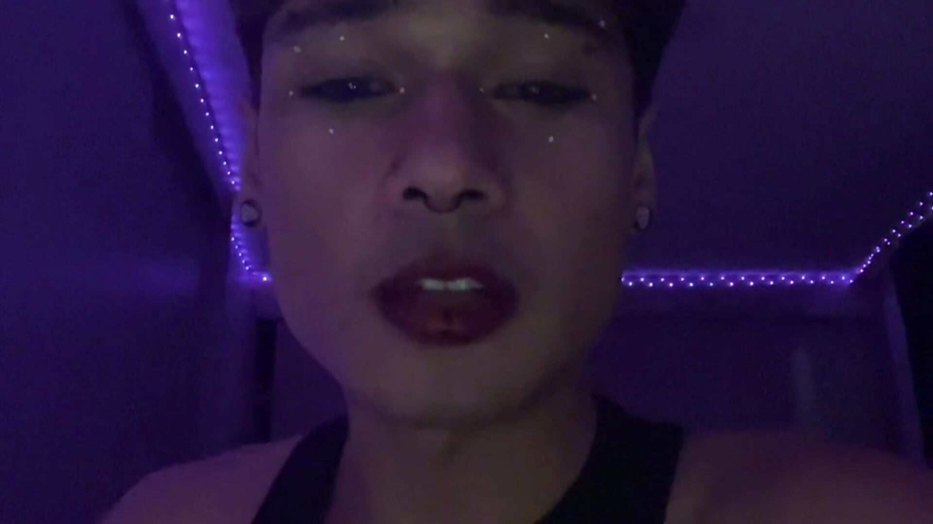 Would you give me a kiss? - vidéo du modèle de showcams ronald_maximo19