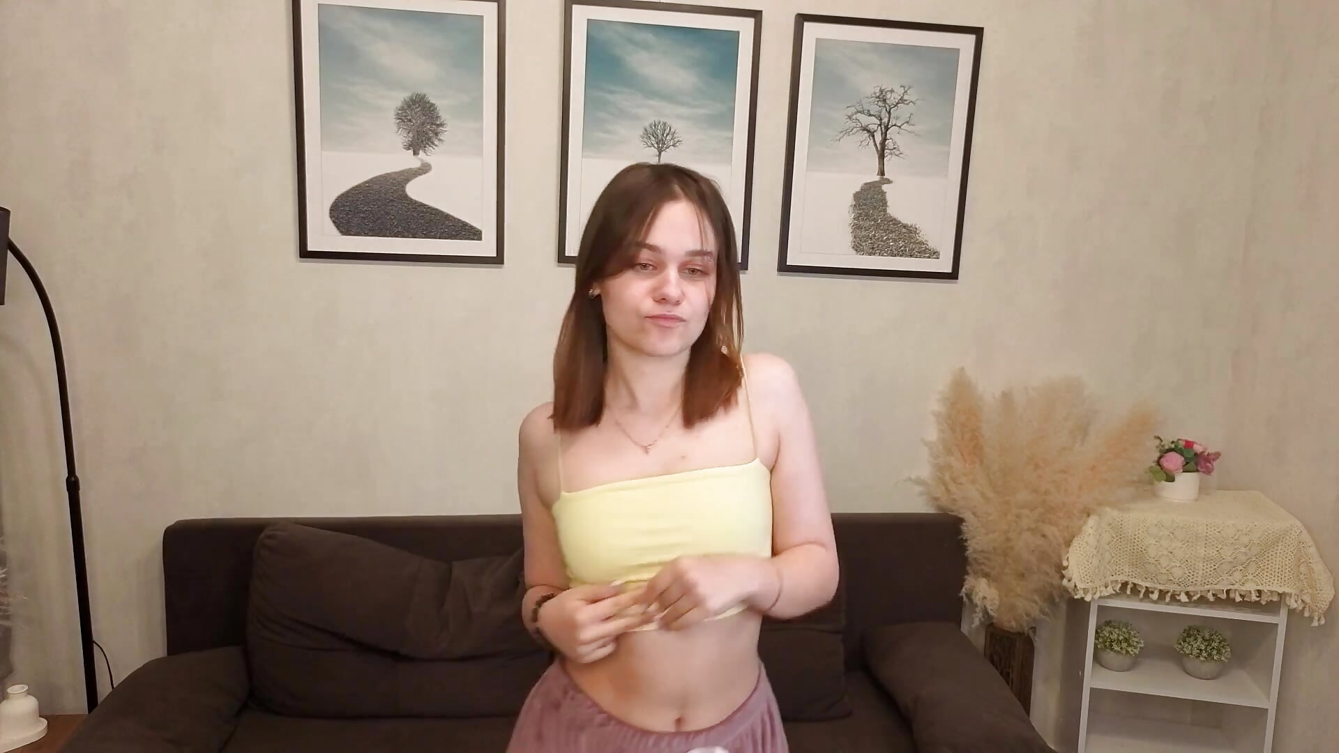 Hi everyone, I'm Mia. - فيديو من YonMarchak موديل الكام