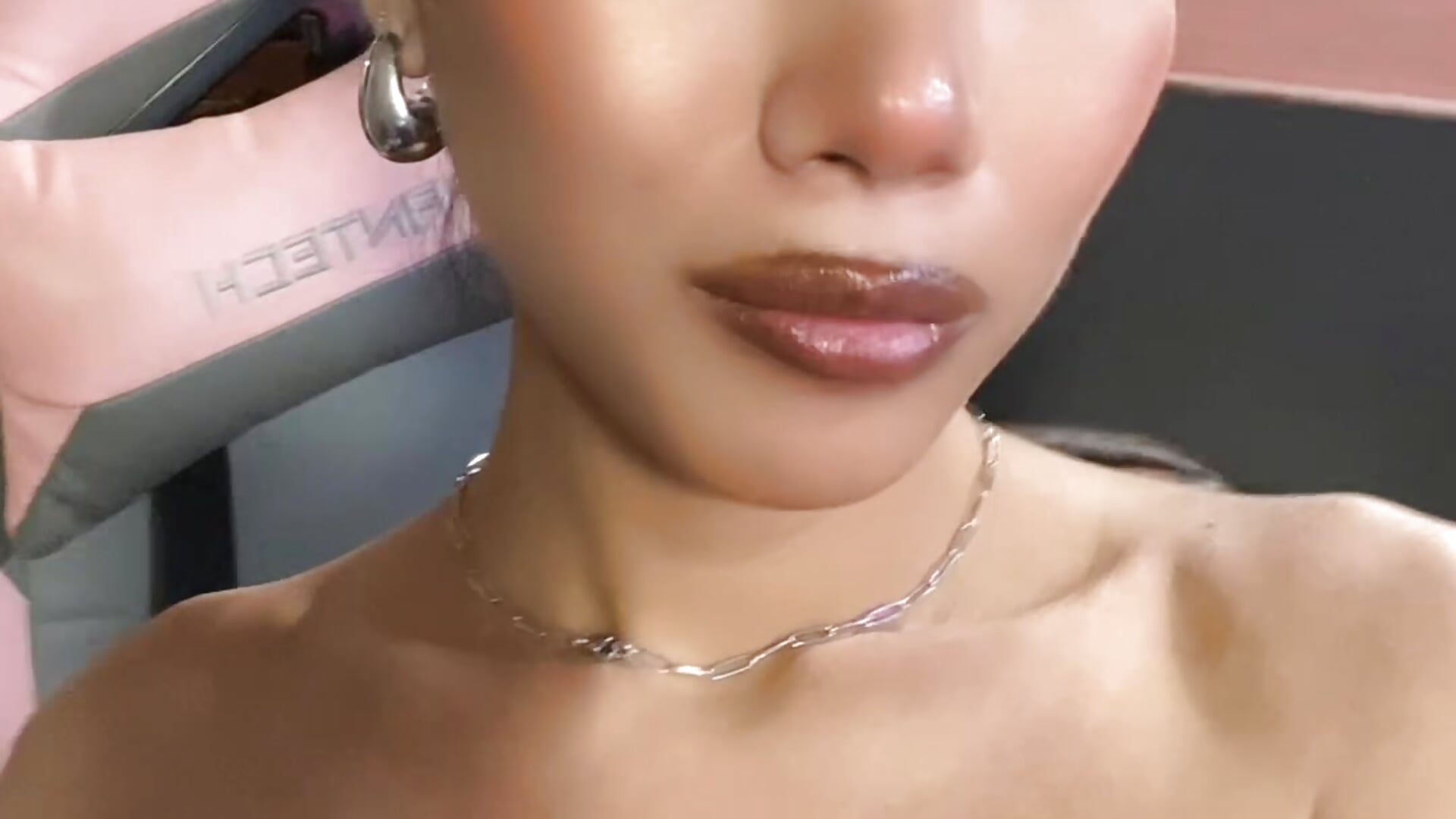 LOOK AT ME! 😉 - video oleh AloraLohr kamera model