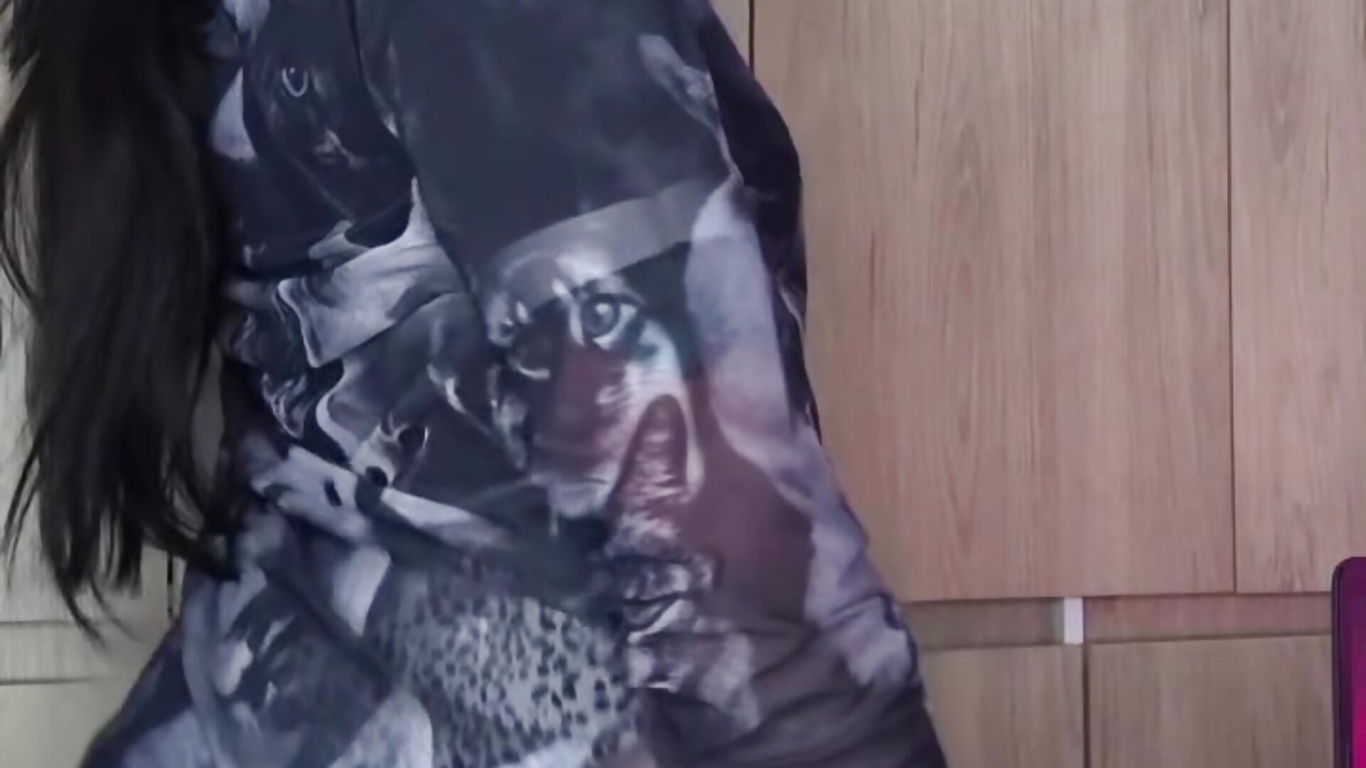 Shirt with panties slightly visible – video od webkamerové modelky Julietta_p