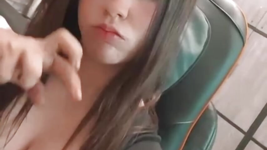 :) – video od webkamerové modelky DiamondDolll