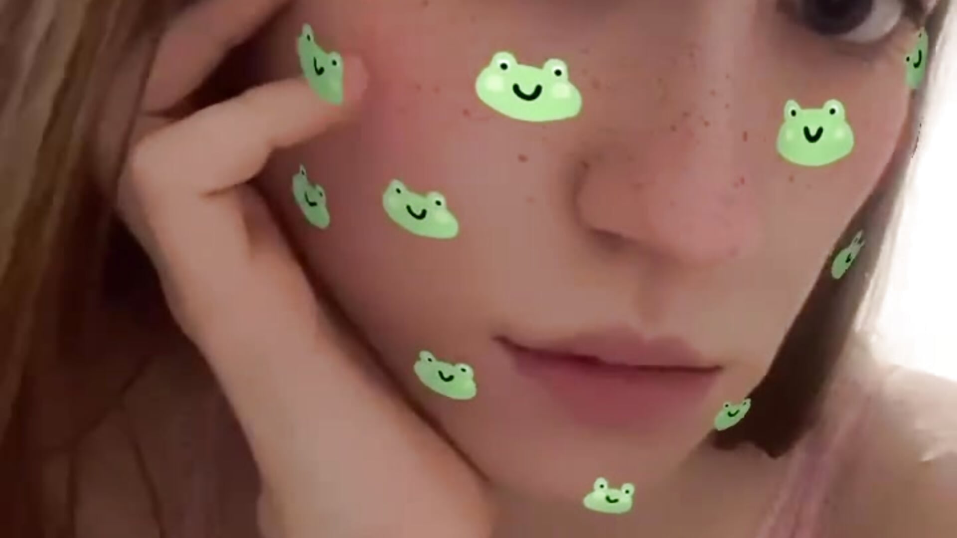 eyes contact - فيديو من mowalova موديل الكام