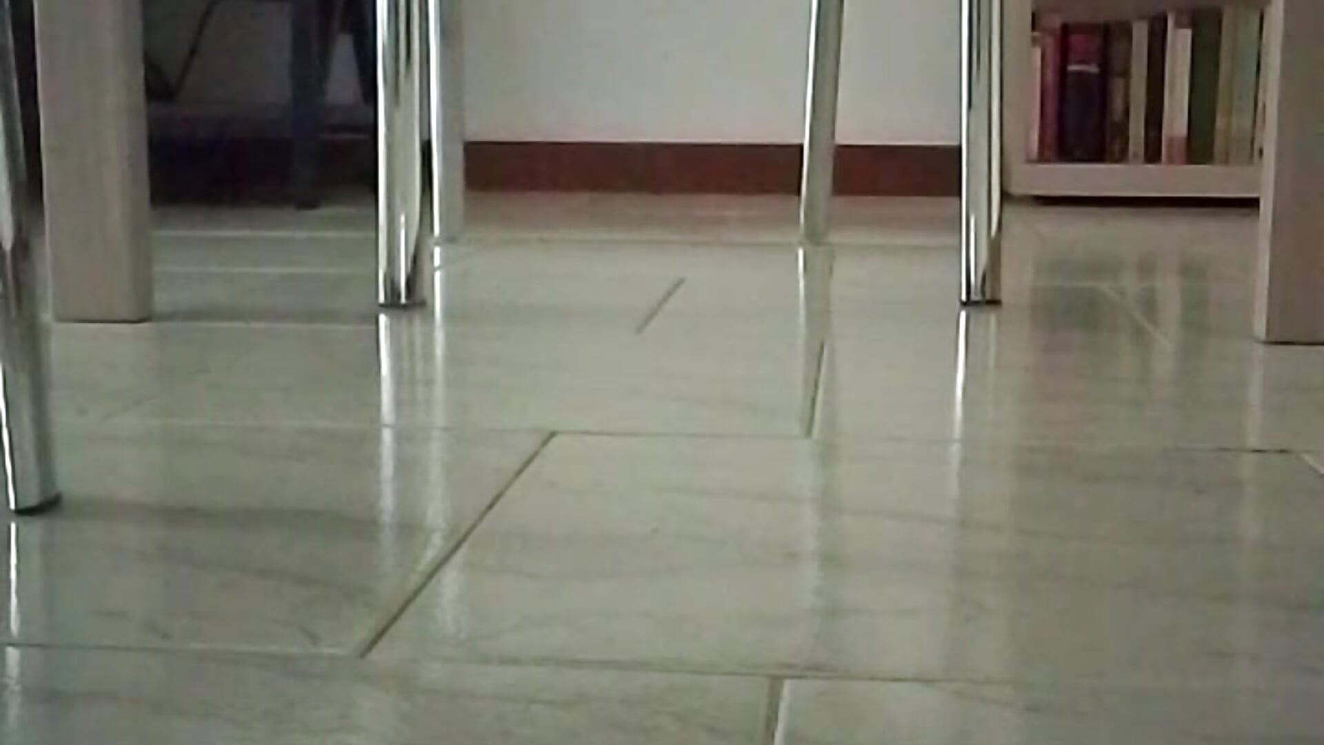 Sotto il tavolo ..piedi/patatina