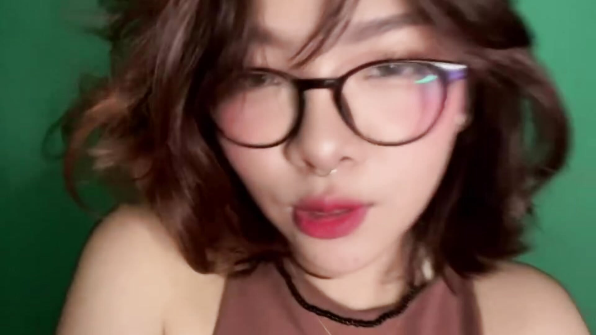 watching me this closely…  what are you thinking? ♡ - فيديو من urhottie_lottie موديل الكام