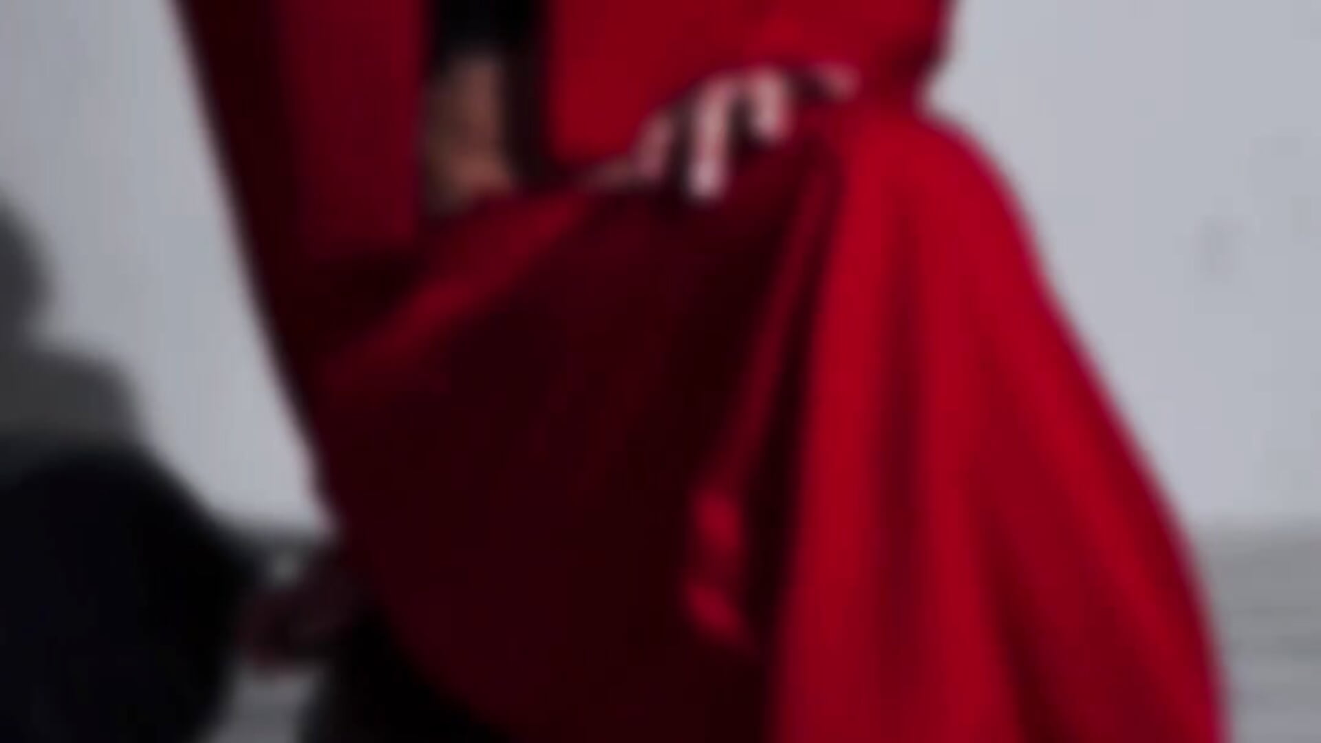 Red is not just a color, but a mood. - MonicaEverly adlı kamera modelinin videosu