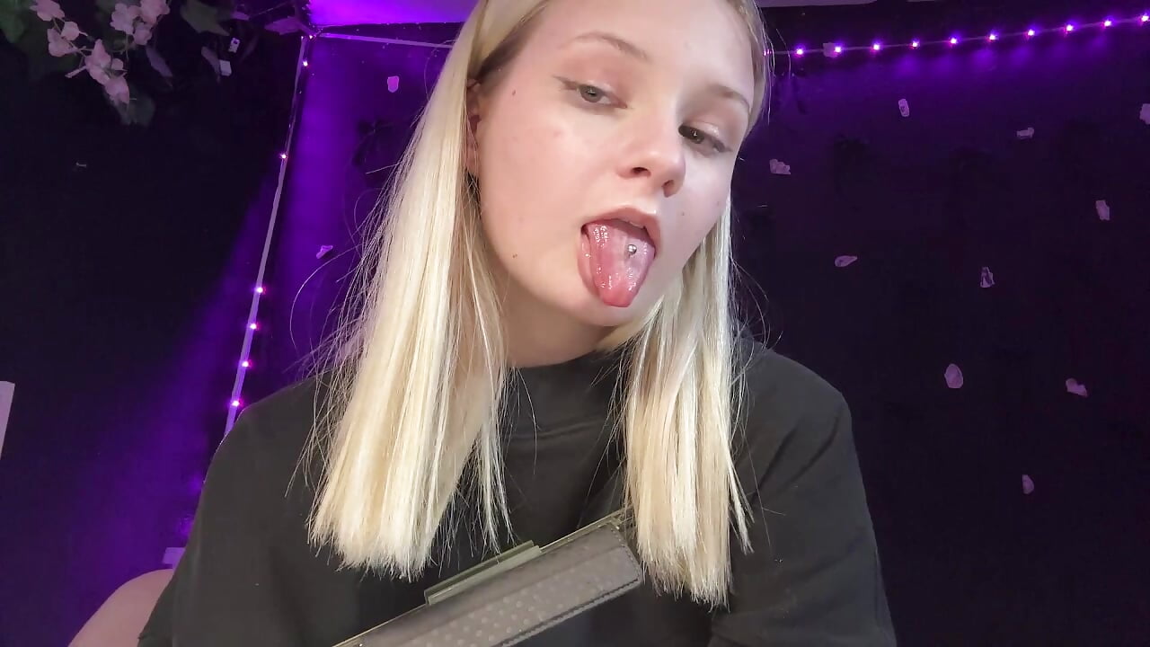 My tongue – video af LiziSweet cam-model