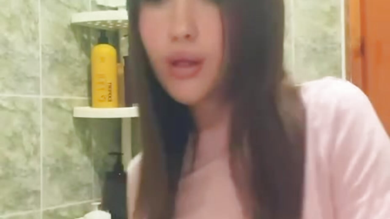 Guess What 😉 - فيديو من aliceescotte موديل الك ام