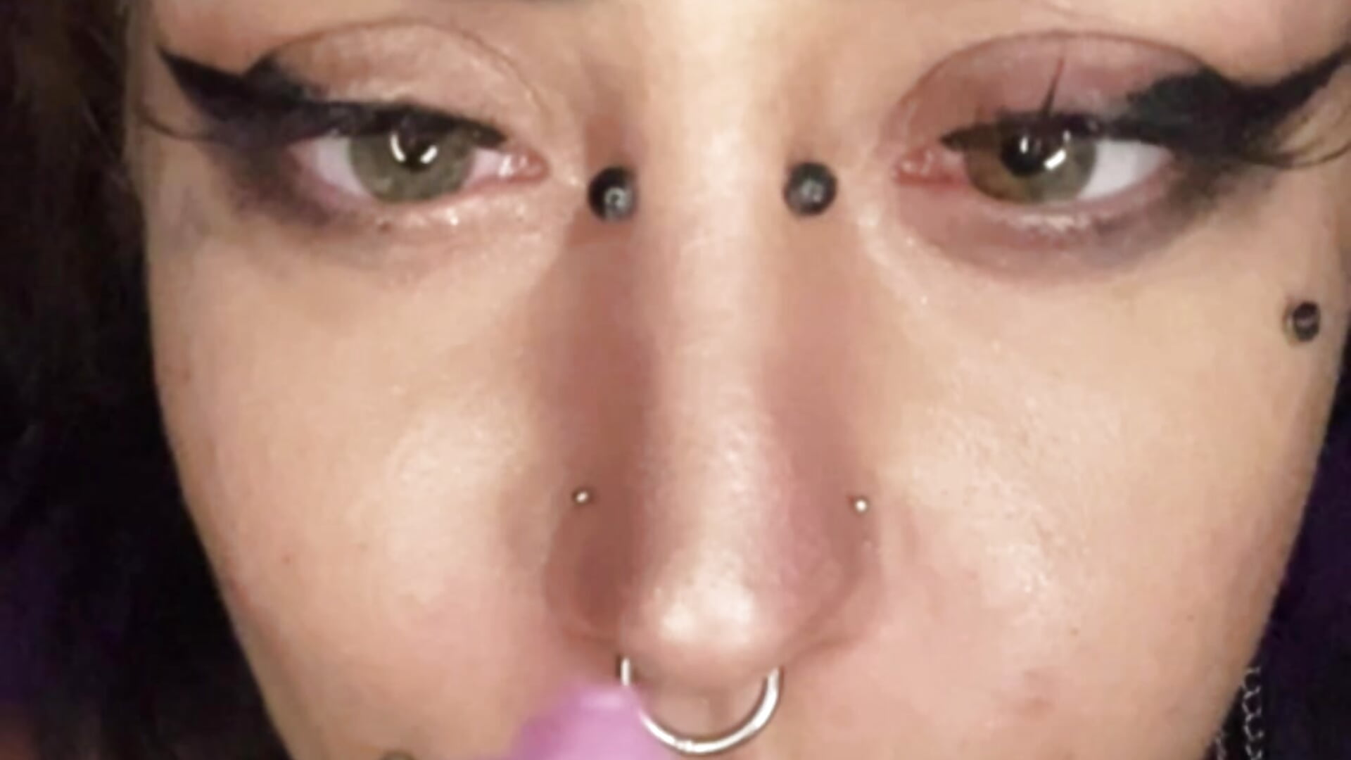 Me while you’re tryna play your games – video od webkamerové modelky embercore