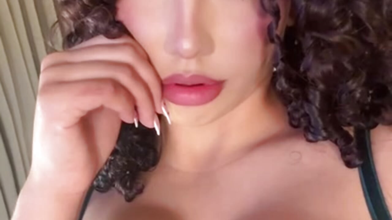Look me straight in the eyes 💎 - video by Amy_2905 cam model