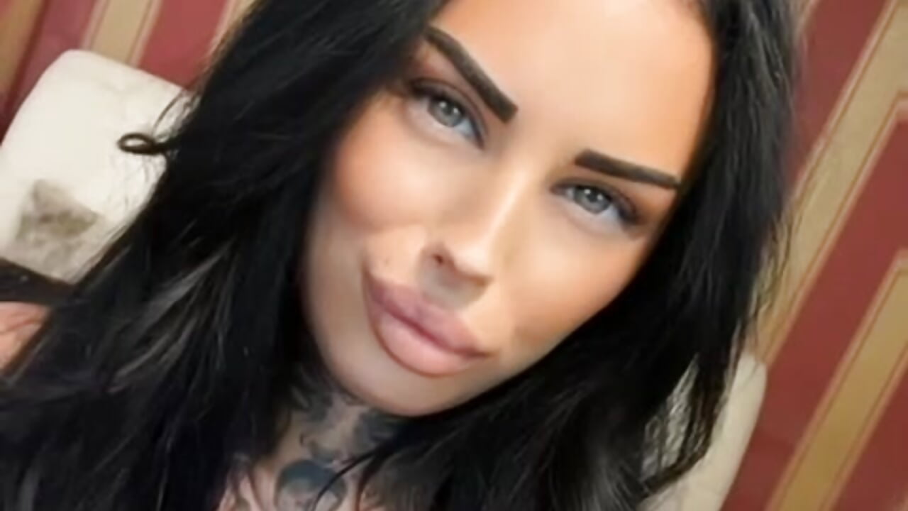 Lost in your eyes - video di AshxleyPage modella di cam