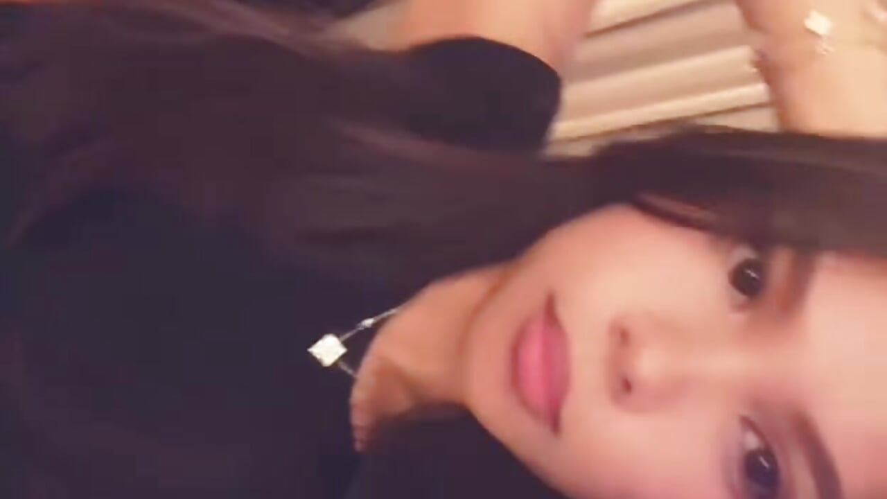 Its just me – video modela na kameri CorrinaThach