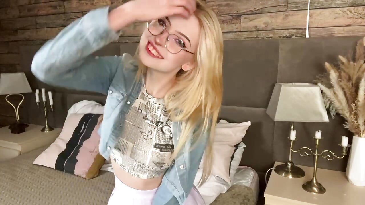 iNTRO - βίντεο μοντέλου Bella_Cloud