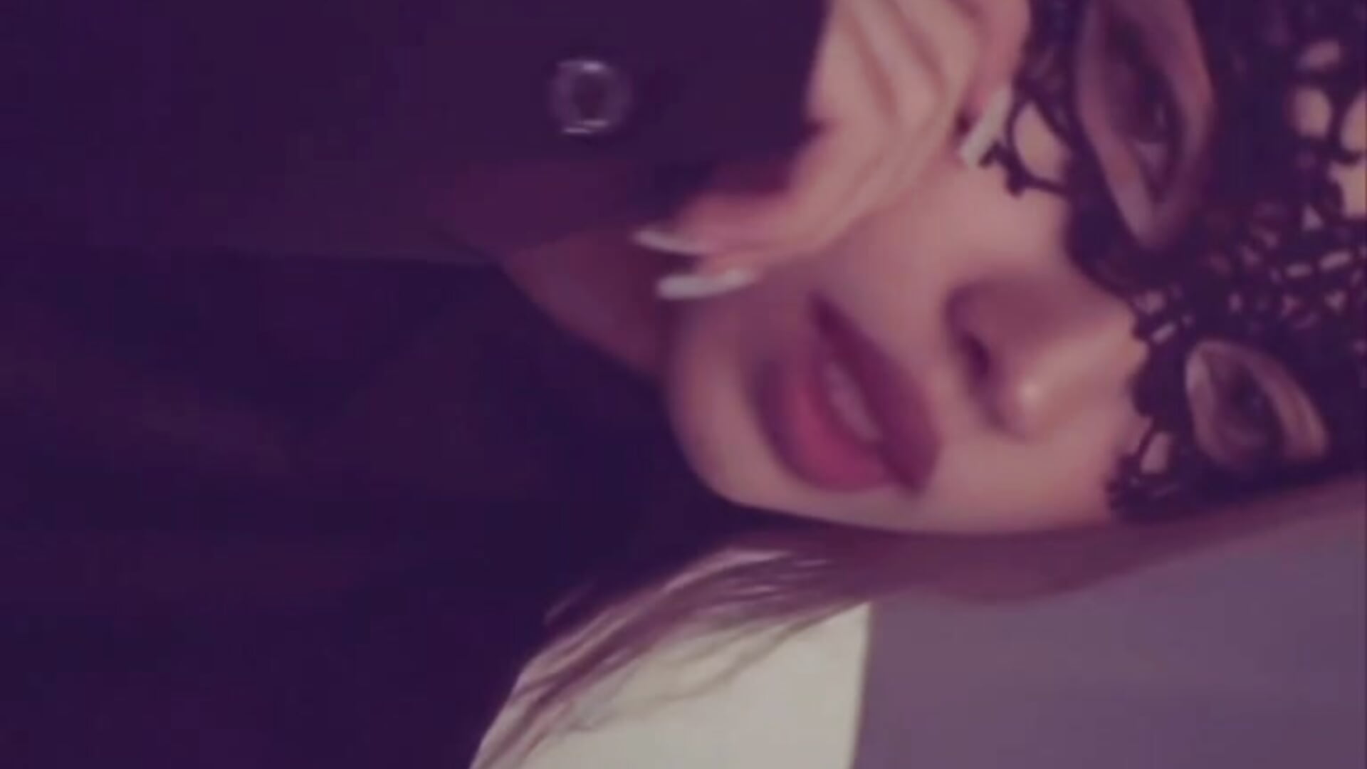 lipsing - відео від вебкаммоделі AnnaBerrys