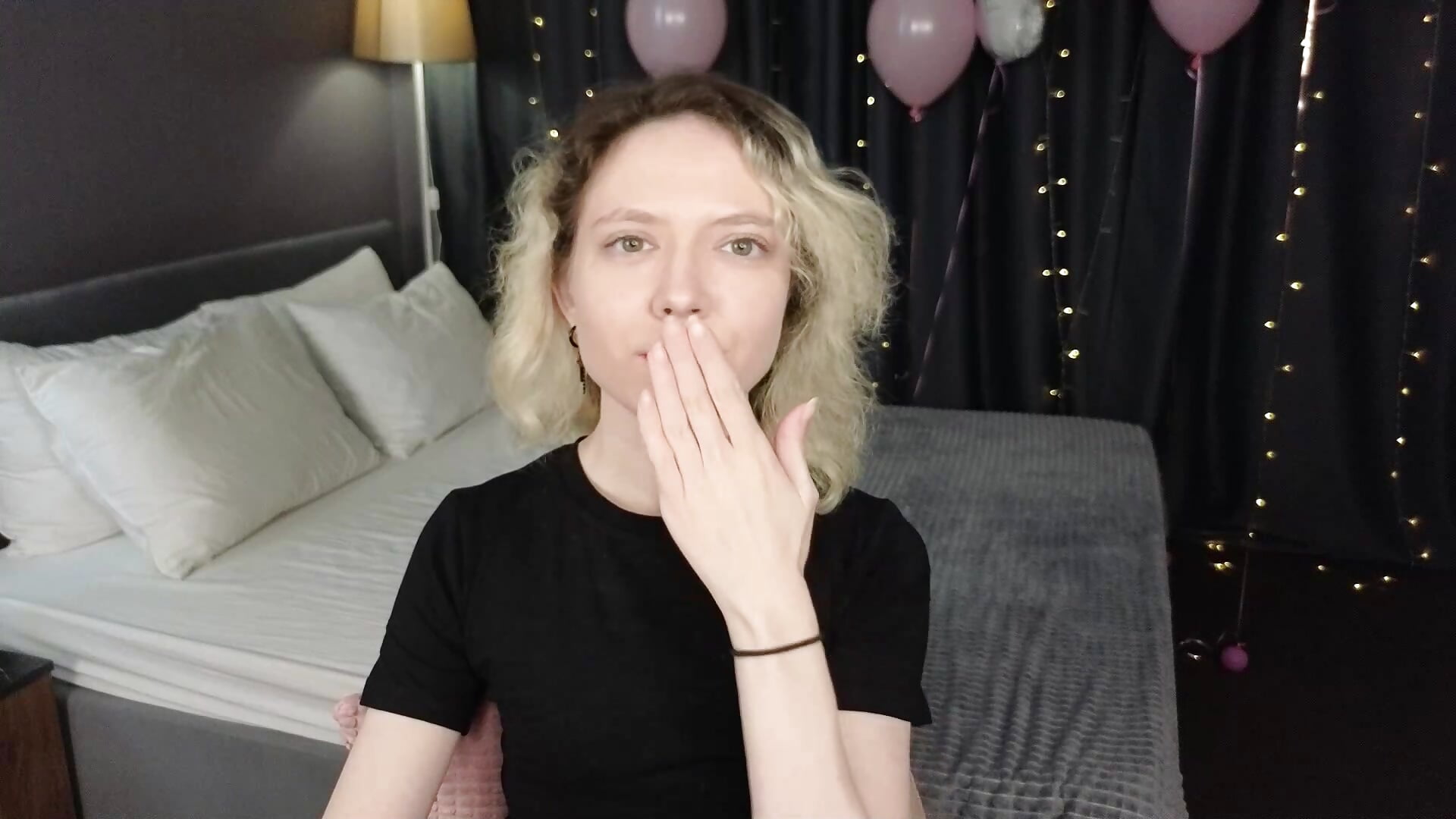 Air kiss for my fans 🥰 - video by HottoKori cam model